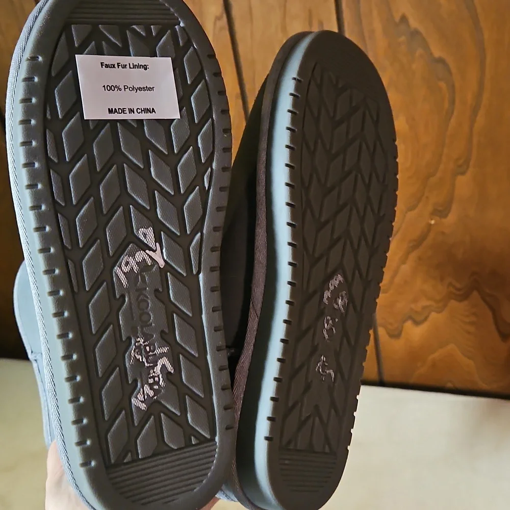 Koolaburra UGGs Stone Grey Size 4 NWOT